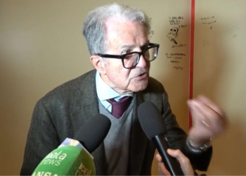I shkuli flokët gazetares, Romano Prodi kërkon ndjesë: Bëra gabim…