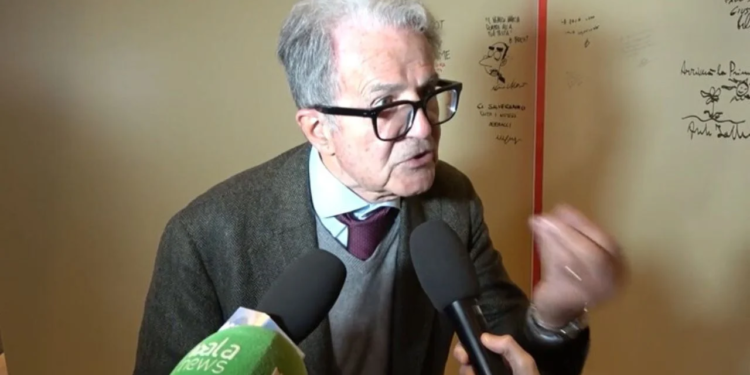 I shkuli flokët gazetares, Romano Prodi kërkon ndjesë: Bëra gabim…