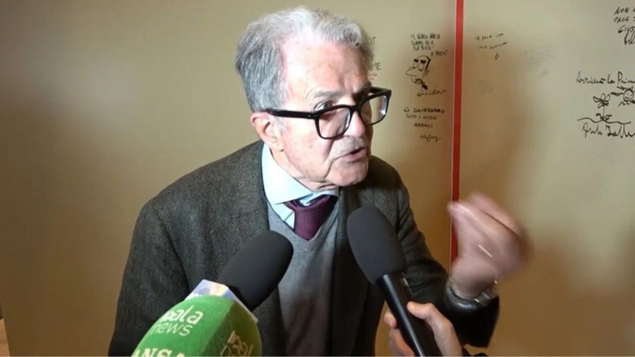 I shkuli flokët gazetares, Romano Prodi kërkon ndjesë: Bëra gabim…