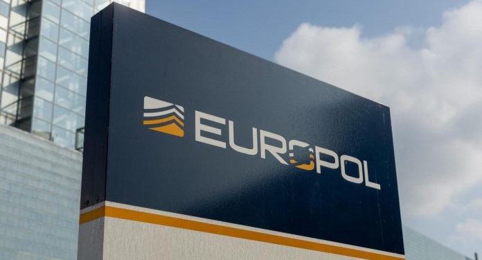 Europol: Bandat kriminale po bëhen më të rrezikshme për shkak të IA-së