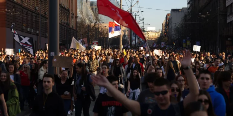 Tension në rrugët e Beogradit, një ditë para protestës masive antiqeveritare