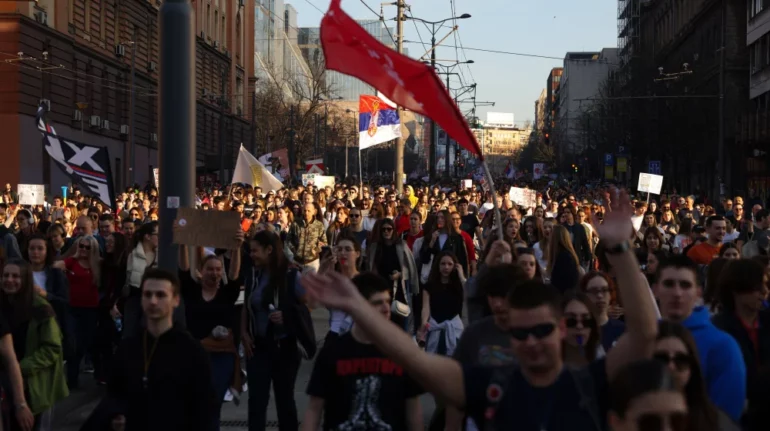 Tension në rrugët e Beogradit, një ditë para protestës masive antiqeveritare