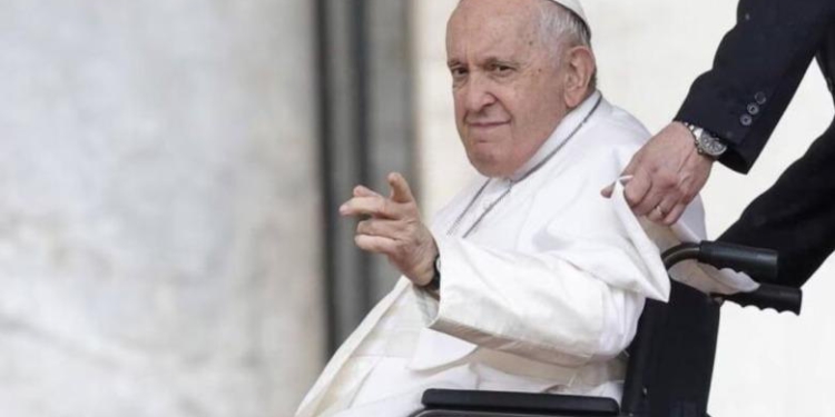 Orë të qeta për Papa Françeskun, përmirësohet gjendja e tij shëndetësore