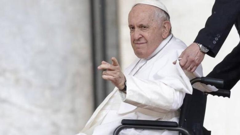 Orë të qeta për Papa Françeskun, përmirësohet gjendja e tij shëndetësore