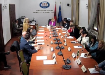 Komisioni i Medias dëgjesë me kandidatët për Këshill Drejtues në RTSH, prezantojnë platformat