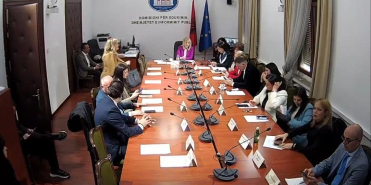Komisioni i Medias dëgjesë me kandidatët për Këshill Drejtues në RTSH, prezantojnë platformat