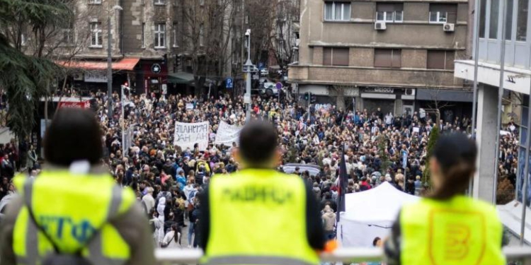 Përshkallëzohen protestat në Serbi/ Studentët bllokojnë televizionet, plagoset një nga rojet e objekteve