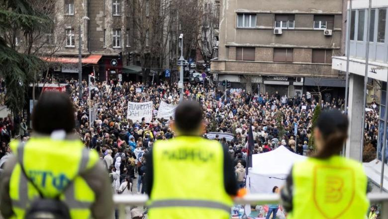 Përshkallëzohen protestat në Serbi/ Studentët bllokojnë televizionet, plagoset një nga rojet e objekteve