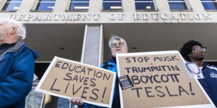 Trump pushon gjysmën e punonjësve të Departamentit të Arsimit, çfarë fshihet pas kësaj lufte ndaj shkollave