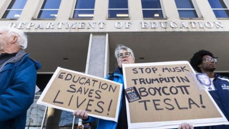 Trump pushon gjysmën e punonjësve të Departamentit të Arsimit, çfarë fshihet pas kësaj lufte ndaj shkollave