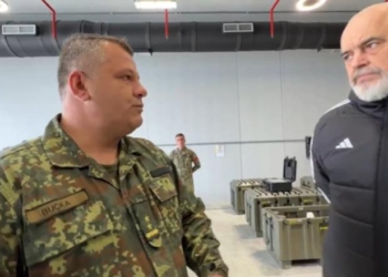 Rama dhe ministri Vengu inspektojnë Bazën Ajrore të Kuçovës: Po kthehet në aset strategjik të NATO-s, dronë dhe teknologji ushtarake e fjalës së fundit