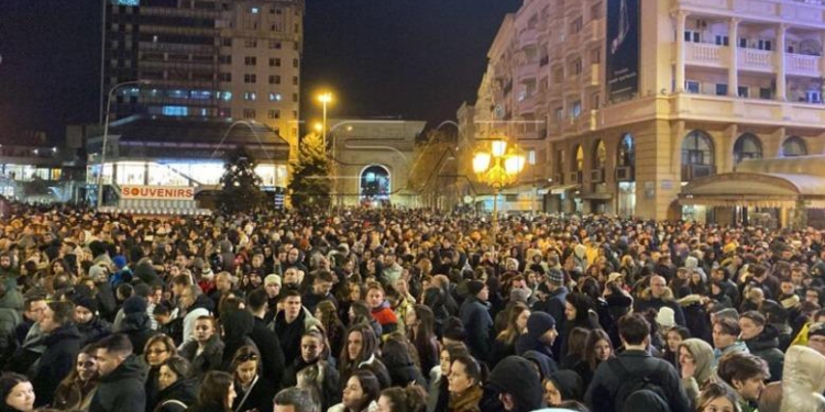 Tragjedia me 56 viktima në Koçan/ Qytetarët tubim në Shkup, protestuesit paralajmërojnë përshkallëzim: Do të bllokojmë…