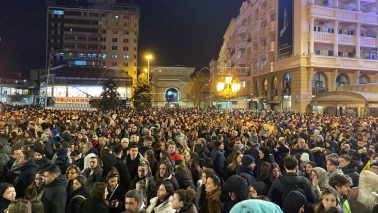 Tragjedia me 56 viktima në Koçan/ Qytetarët tubim në Shkup, protestuesit paralajmërojnë përshkallëzim: Do të bllokojmë…