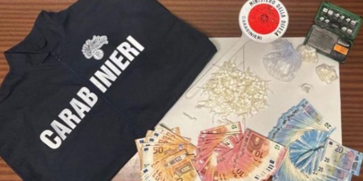 Rrëmbyen, plagosën dhe kërcënuan të miturin me armë, arrestohen 2 trafikantët shqiptarë në Itali