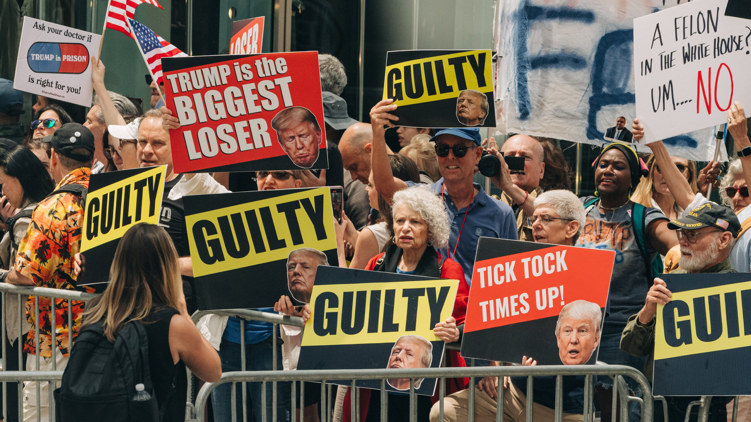 Shtrëngimi i Trump: Protestuesit në burg!