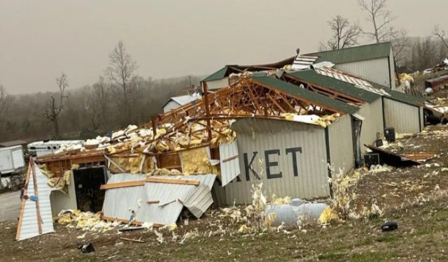 Tornadot dhe stuhitë përfshijnë SHBA, të paktën 34 të vdekur dhe dhjetëra të plagosur