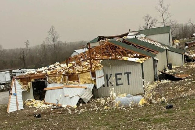 Tornadot dhe stuhitë përfshijnë SHBA, të paktën 34 të vdekur dhe dhjetëra të plagosur