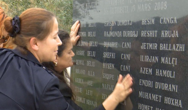 17 vjet nga tragjedia e Gërdecit, familjarët: Nuk po shohim dritë në fund të tunelit!