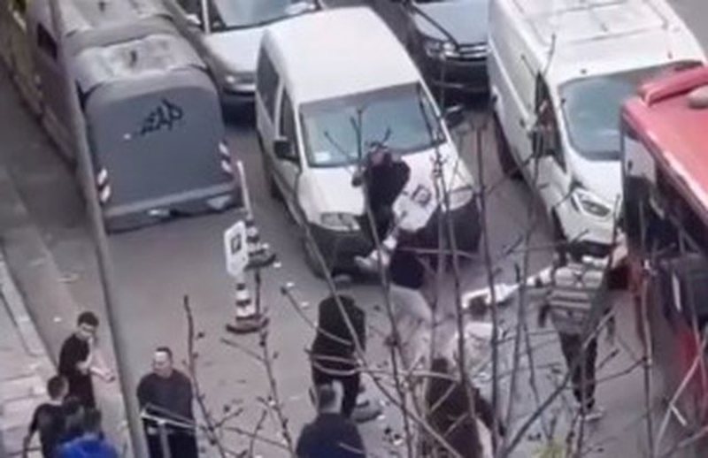 Video/ Plas sherri mes gjimnazistëve te “Sami Frashëri”, godasin njëri-tjetrin me sende të forta