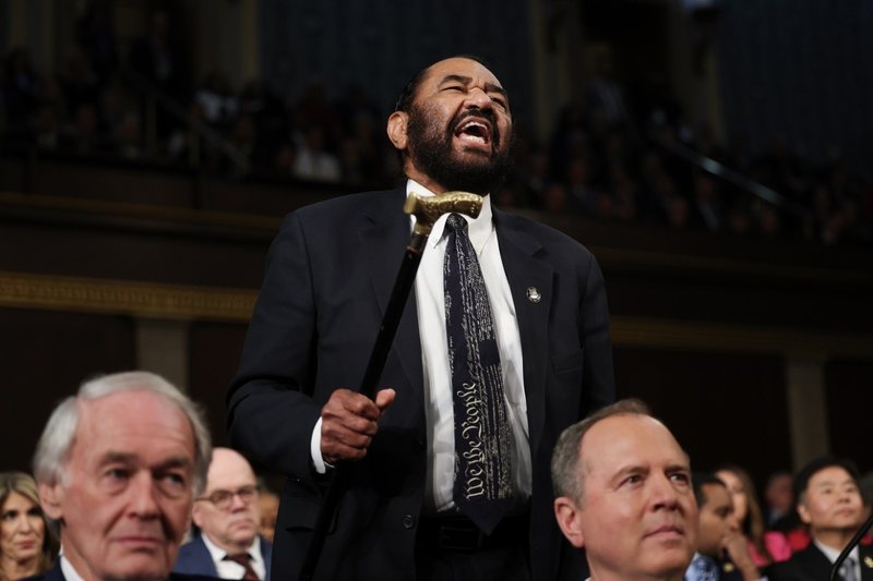“Ti nuk ke mandat popullor”, tensione gjatë fjalimit të Trump, nxirret nga salla kongresmeni demokrat