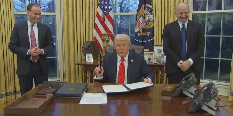 Nis “lufta tregtare” e Trump, hyjnë në fuqi tarifat ndaj Kanadasë, Kinës e Meksikës