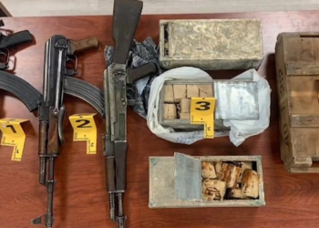 Trafikonin armë në RMV, arrestohen tre persona në Elbasan, zbulohet një arsenal i tërë