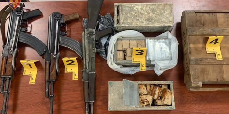 Trafikonin armë në RMV, arrestohen tre persona në Elbasan, zbulohet një arsenal i tërë