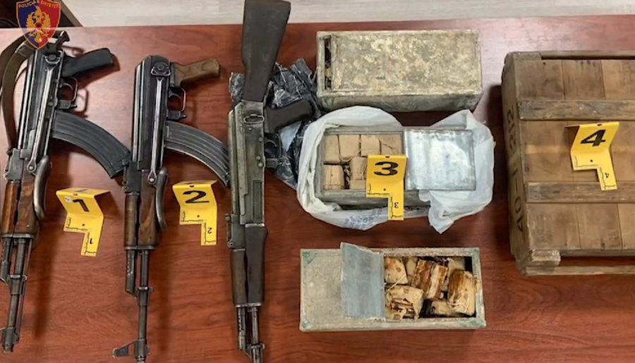Trafikonin armë në RMV, arrestohen tre persona në Elbasan, zbulohet një arsenal i tërë