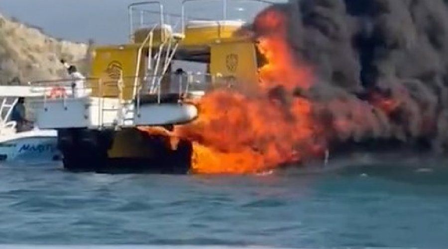 VIDEO/ “Shpëtoni veten, hidhuni në det!” Anija me 92 persona pushtohet me shpejtësi nga flakët