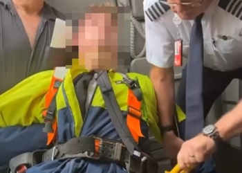 VIDEO/ Tentohet të rrëmbehet avioni, piloti dhe pasagjeri kthehen në heronj, neutralizojnë agresorin