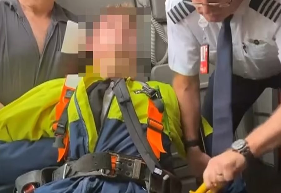 VIDEO/ Tentohet të rrëmbehet avioni, piloti dhe pasagjeri kthehen në heronj, neutralizojnë agresorin