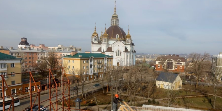 Tre vite luftë/ Si është jeta për ukrainasit në zonat e pushtuara? Dëshmi nga Mariopuli: Shkollat po bëjnë rusifikimin e detyruar të nxënësve