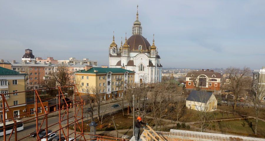 Tre vite luftë/ Si është jeta për ukrainasit në zonat e pushtuara? Dëshmi nga Mariopuli: Shkollat po bëjnë rusifikimin e detyruar të nxënësve
