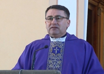 “Mëkati po i çon në burg”, famullitari: Politikanët shqiptarë, shtresa më injorante dhe më e ulët