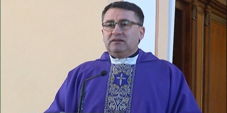 “Mëkati po i çon në burg”, famullitari: Politikanët shqiptarë, shtresa më injorante dhe më e ulët