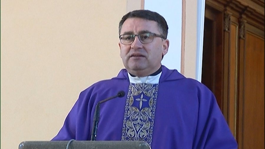 “Mëkati po i çon në burg”, famullitari: Politikanët shqiptarë, shtresa më injorante dhe më e ulët