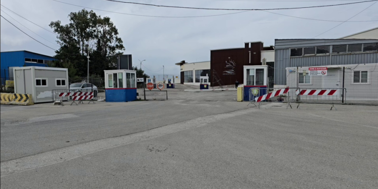 Kaloi furgonin për kontroll të imtësishëm, dhunohet efektivi në Portin e Vlorës