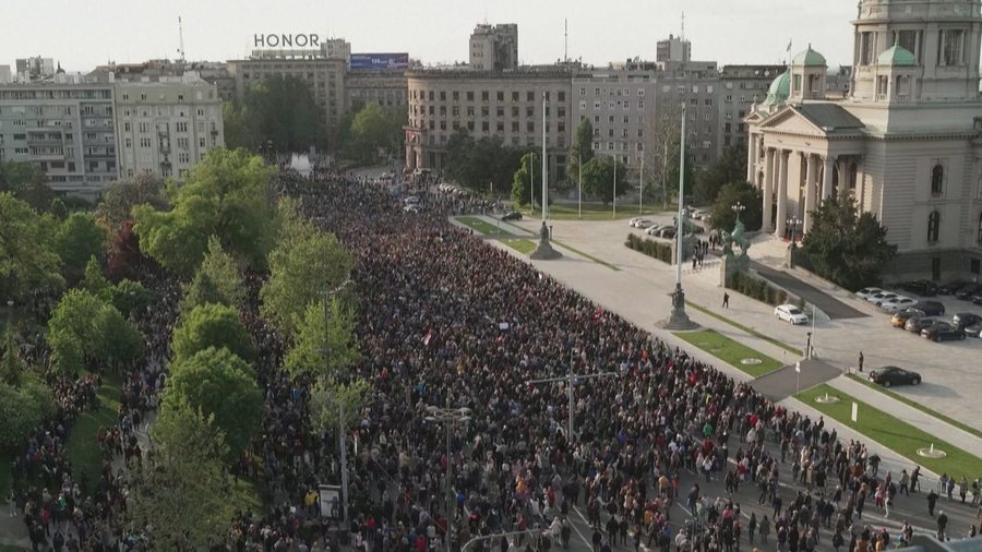 Serbia drejt vlimit politik, si po përpiqet Vuçiç ta zhvendosë krizën në Kosovë