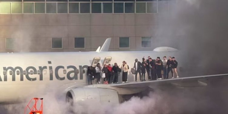 VIDEO / Momente tmerri në SHBA, avioni me 172 pasagjerë merr flakë gjatë uljes