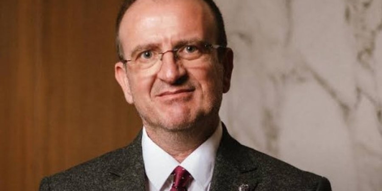 Ministri i Shëndetësisë jep detaje mbi situatën e të plagosurve nga zjarri në Koçan: 20 prej të rinjve në gjendje kritike për jetën!