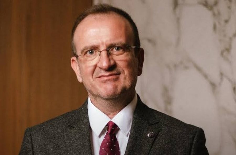 Ministri i Shëndetësisë jep detaje mbi situatën e të plagosurve nga zjarri në Koçan: 20 prej të rinjve në gjendje kritike për jetën!