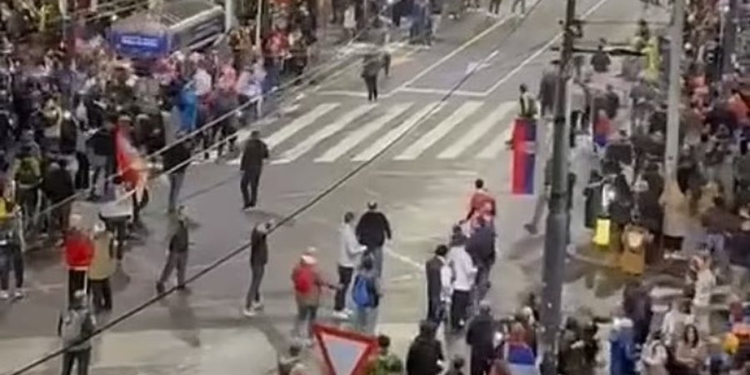 Vuçiç dhe Daçiç e mohojnë, del videoja e armës sonike që “çau në mes” protestuesit