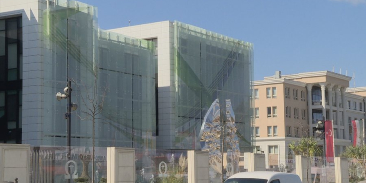 Plumba drejt kompanisë farmaceutike, hetohen konfliktet e pronarit