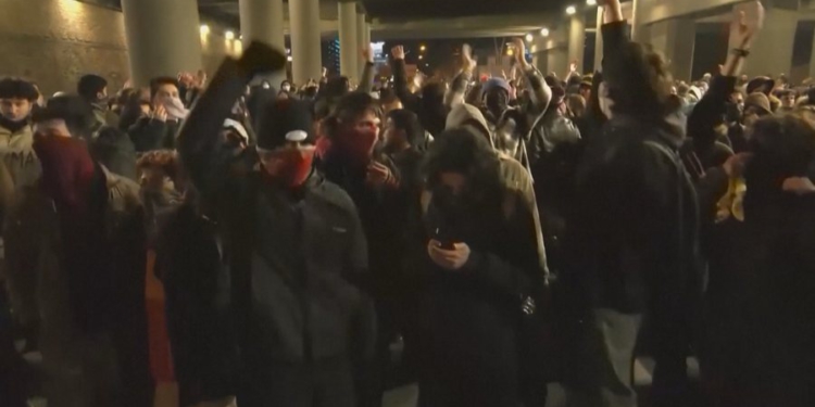 Arrestimi i kryebashkiakut të Stambollit, protestuesit përleshen me policinë, akuza ndaj Erdogan