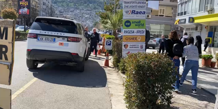 Tentativë grabitje në një pikë të këmbimit valutor në Gjirokastër, i maskuari kërkon të marrë një shumë parash