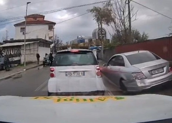 VIDEO/ Aksident i rëndë në Tiranë, momenti kur një mjet me shpejtësi përplas 4 makina dhe motorin