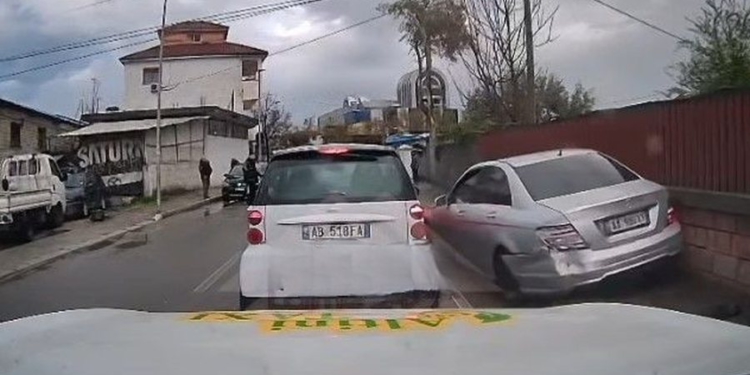 VIDEO/ Aksident i rëndë në Tiranë, momenti kur një mjet me shpejtësi përplas 4 makina dhe motorin