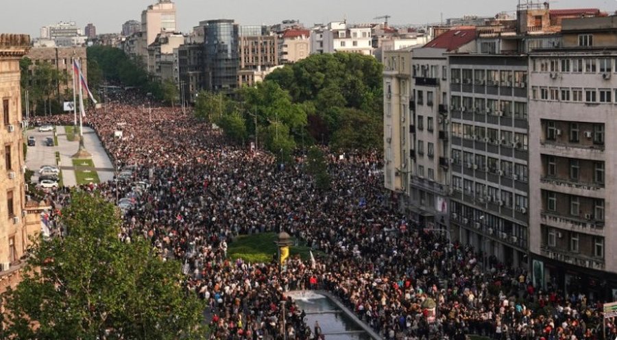 Protesta të reja në Serbi, bllokohen rrugët në qytete të ndryshme