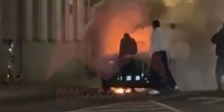 Shpërthen në flakë limuzina e Putinit në Moskë, dyshime për atentat ndaj presidentit rus