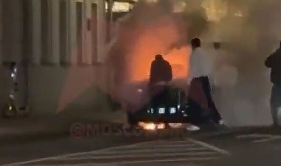 Shpërthen në flakë limuzina e Putinit në Moskë, dyshime për atentat ndaj presidentit rus